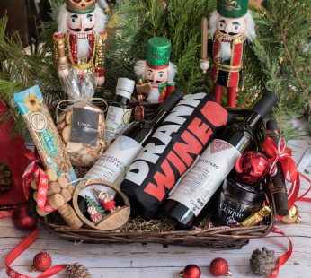 Straw Basket with 2 Wines, T-Shirt & Deli