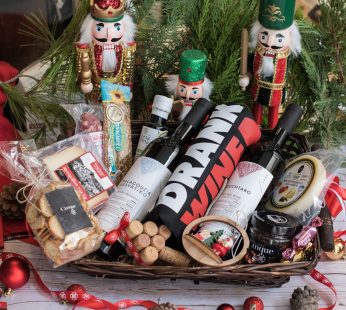 Straw Basket with 2 Wines, T-Shirt, Cheeses & Deli