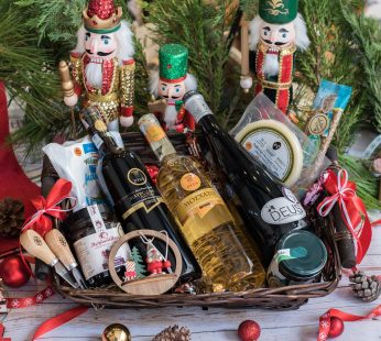 Straw Basket with 3 Sweet Wines, Cheeses & Deli